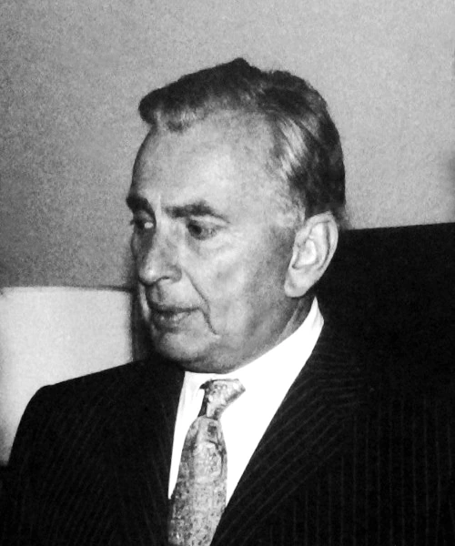 Black-and-white portrait of Gore Vidal in profile wearing a suit and tie
