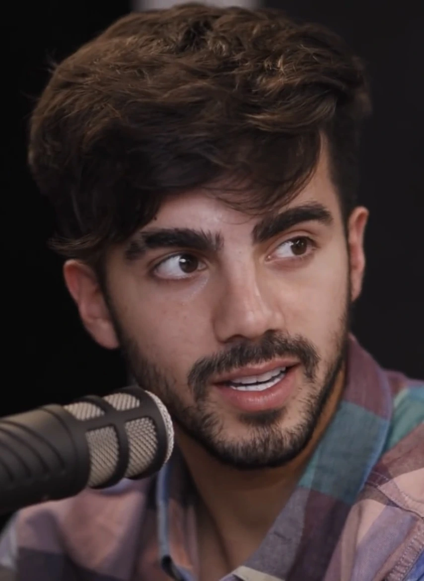 Portrait of Federico Augusto Vigevani de Arce speaking into a microphone