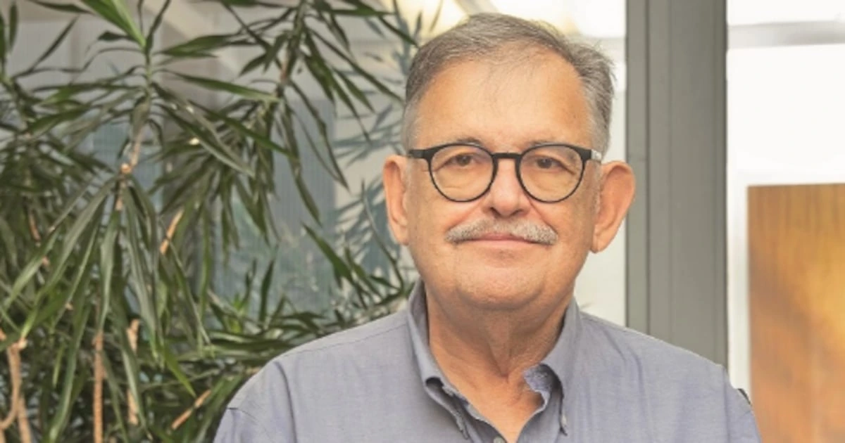 Portrait photo of Ivan Saltzman, co-founder of Dis-Chem, wearing glasses in an office setting.