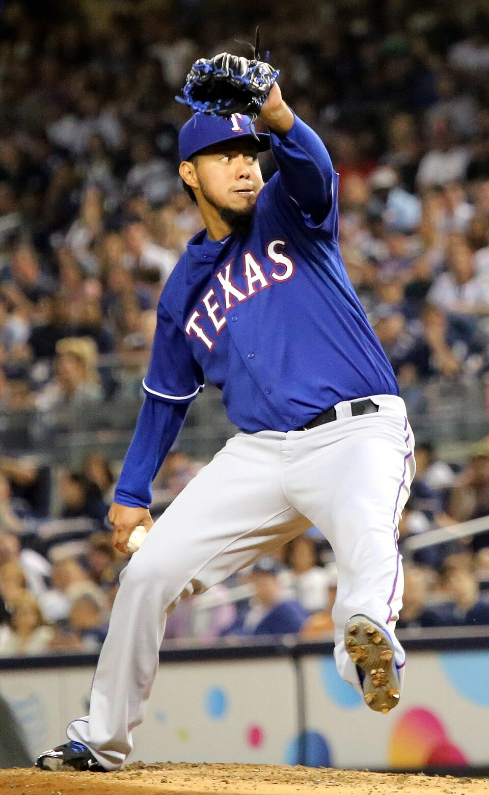 Yovani Gallardo pitching in a Texas Rangers uniform