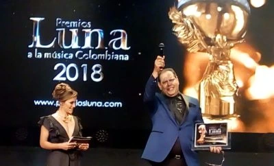 Fernando Villalona receiving an award on stage at Premios Luna 2018