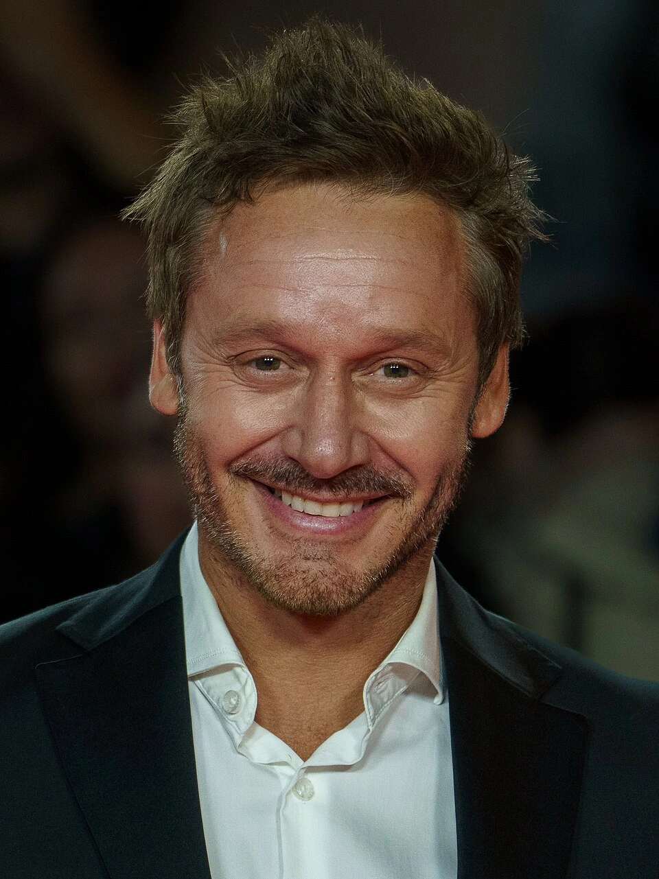 Benjamín Vicuña smiling on the red carpet at a film festival
