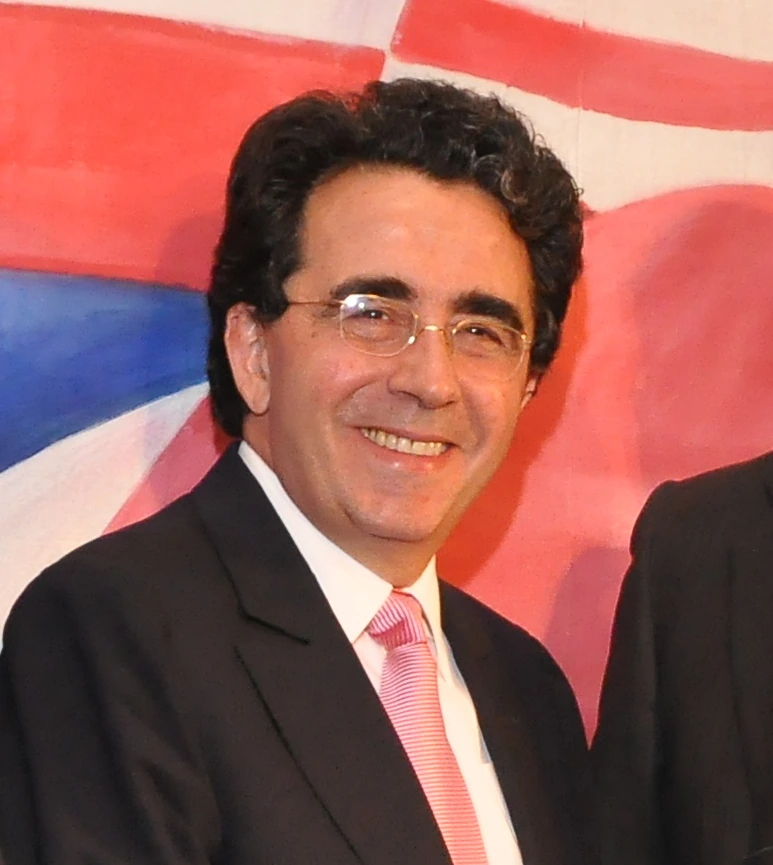 Portrait photo of architect Santiago Calatrava smiling in a suit and tie