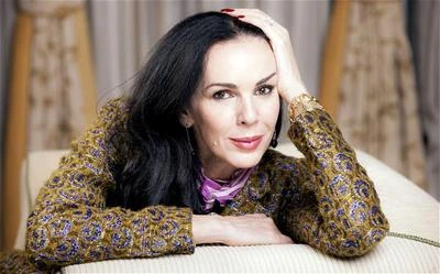 L’Wren Scott posing for a portrait, resting her head on her hand.