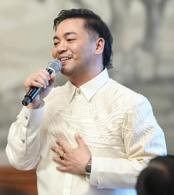Sofronio Vasquez singing into a microphone