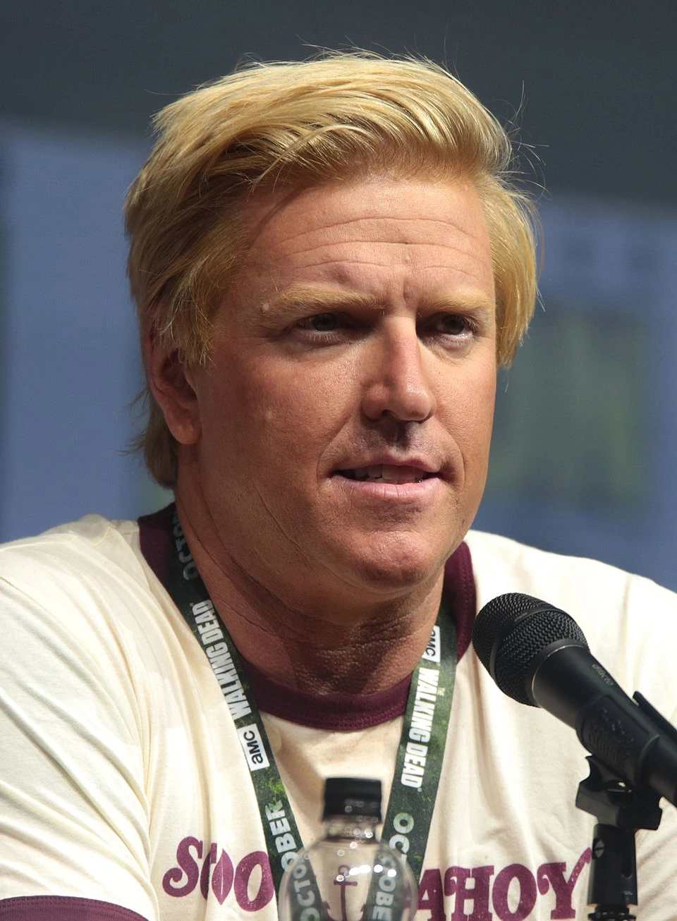 Jake Busey speaking at a convention panel
