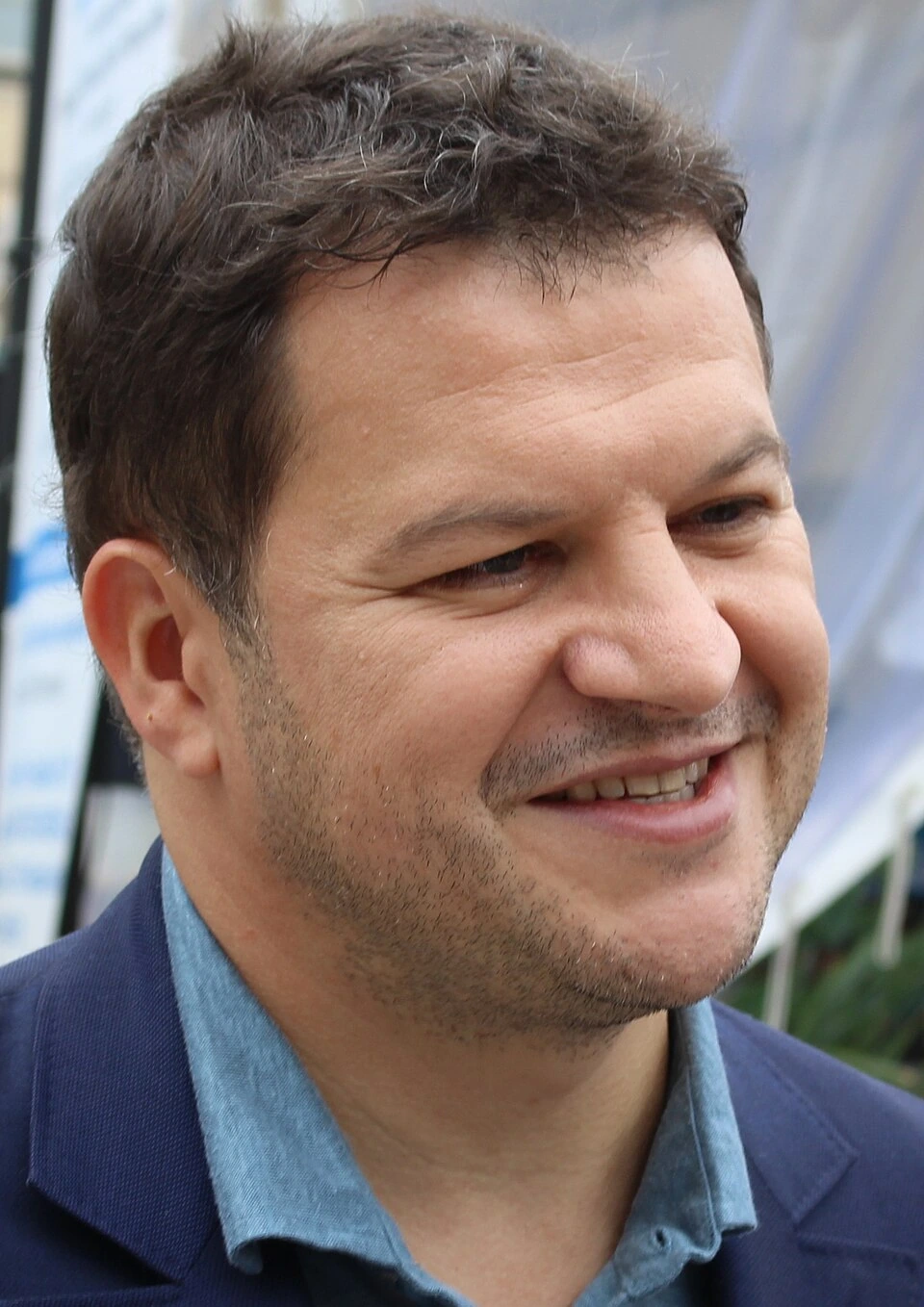 Guillaume Musso smiling in a candid portrait photo