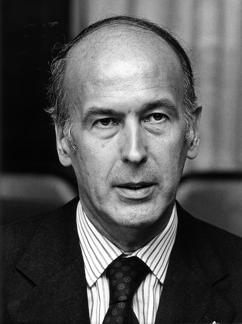 Black-and-white portrait of Valéry Giscard d'Estaing in a suit and tie.