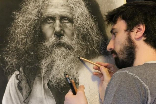 Emanuele Dascanio painting a hyperrealistic portrait