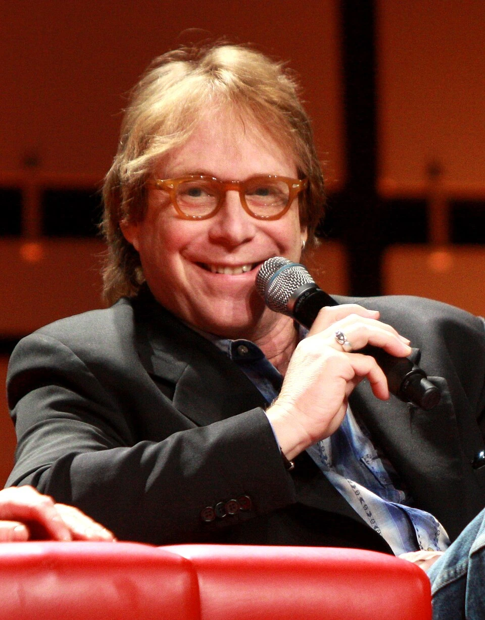 Bill Mumy speaking into a microphone at an event