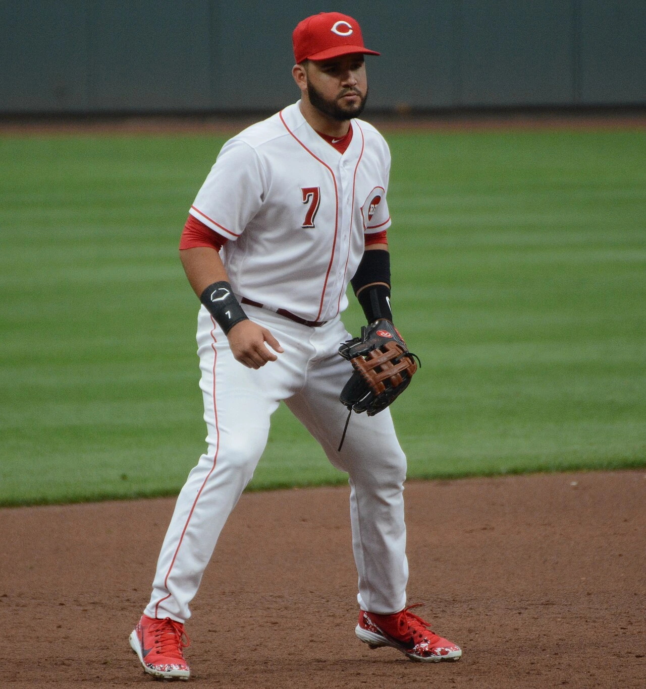 Eugenio Suárez fielding in a Cincinnati Reds uniform