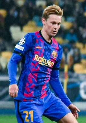 Frenkie de Jong in a Barcelona match, wearing a blue and pink kit