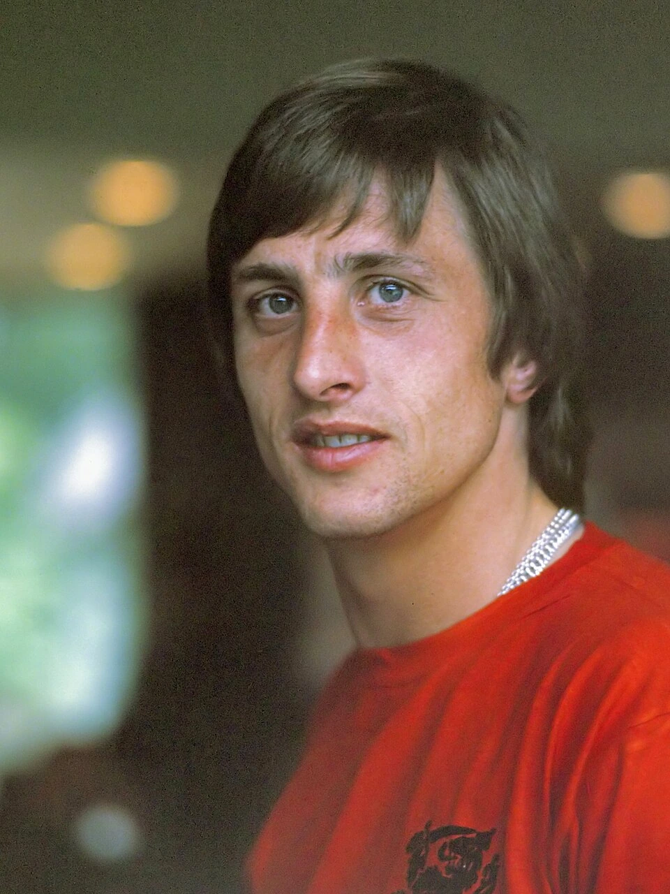 Portrait of Johan Cruijff in a red shirt, 1974.