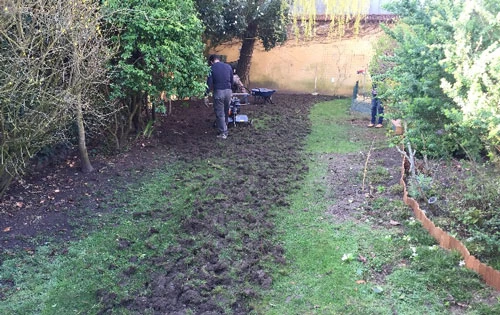 Photo de préparation de terrain pour la pose de gazon en rouleaux dans un jardin