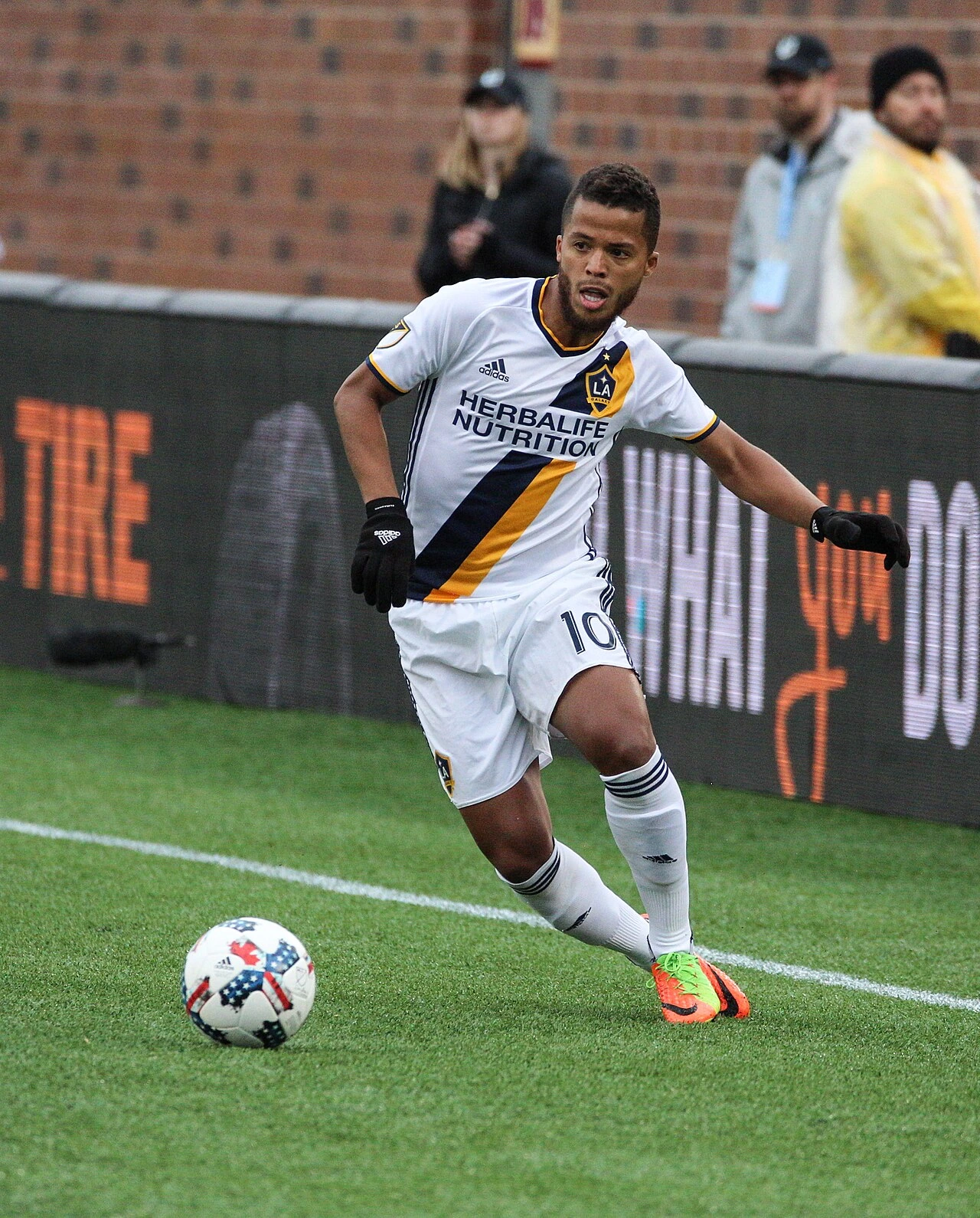 Giovani dos Santos Ramírez playing soccer for LA Galaxy