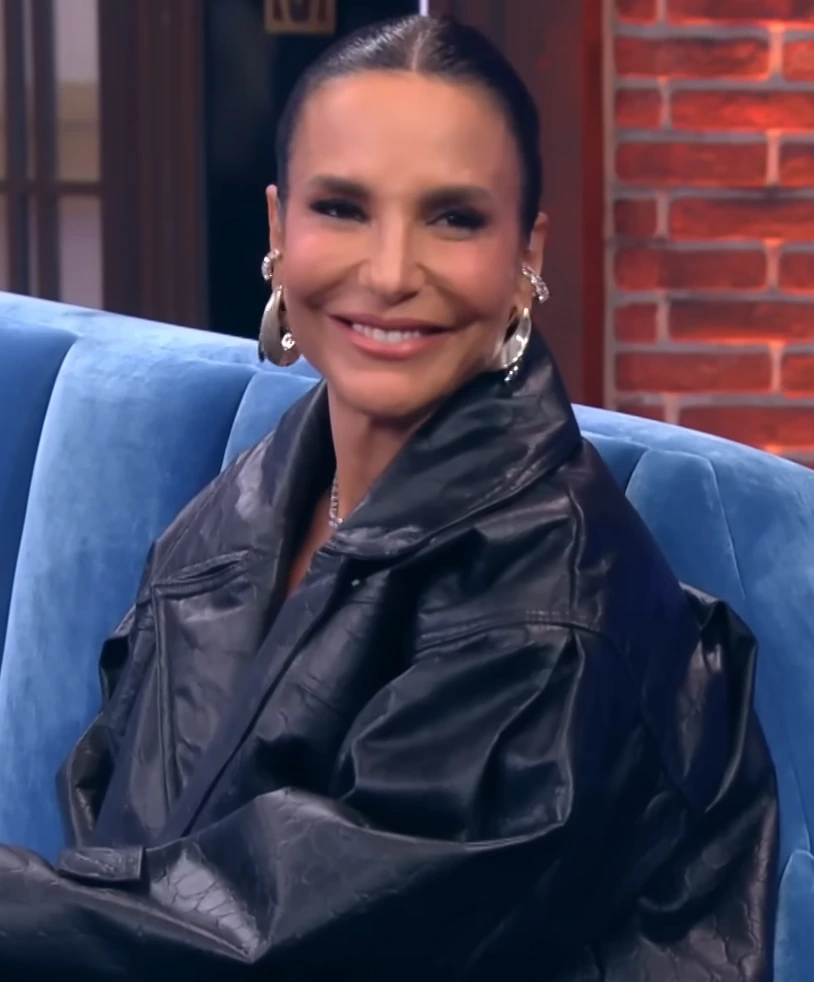 Ivete Sangalo smiling in a studio setting