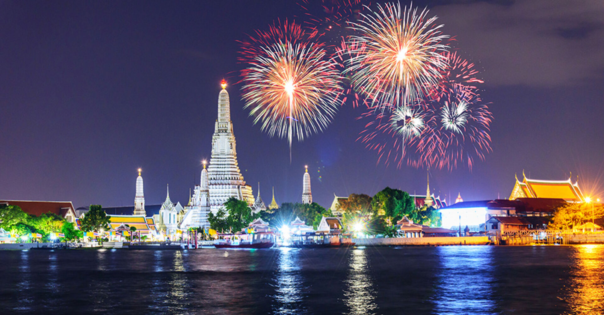 Nächtliche Skyline von Bangkok mit Feuerwerk
