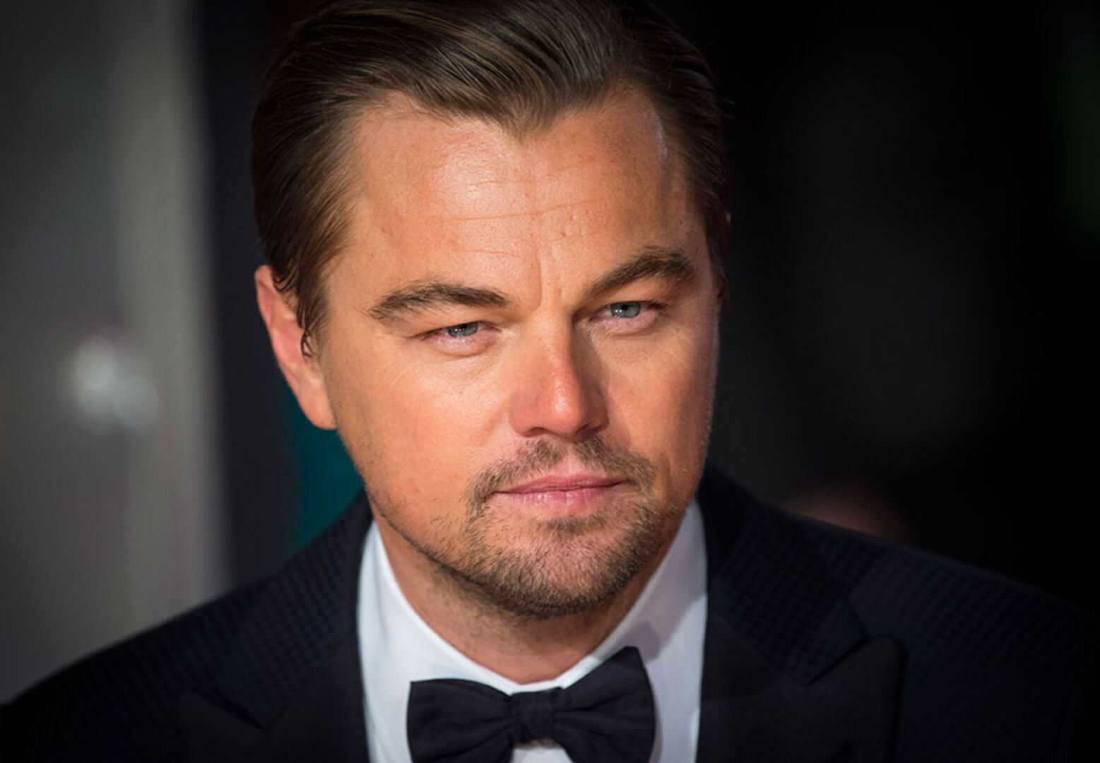 Leonardo DiCapri mit einem Smoking und einer schwarzen Fliege