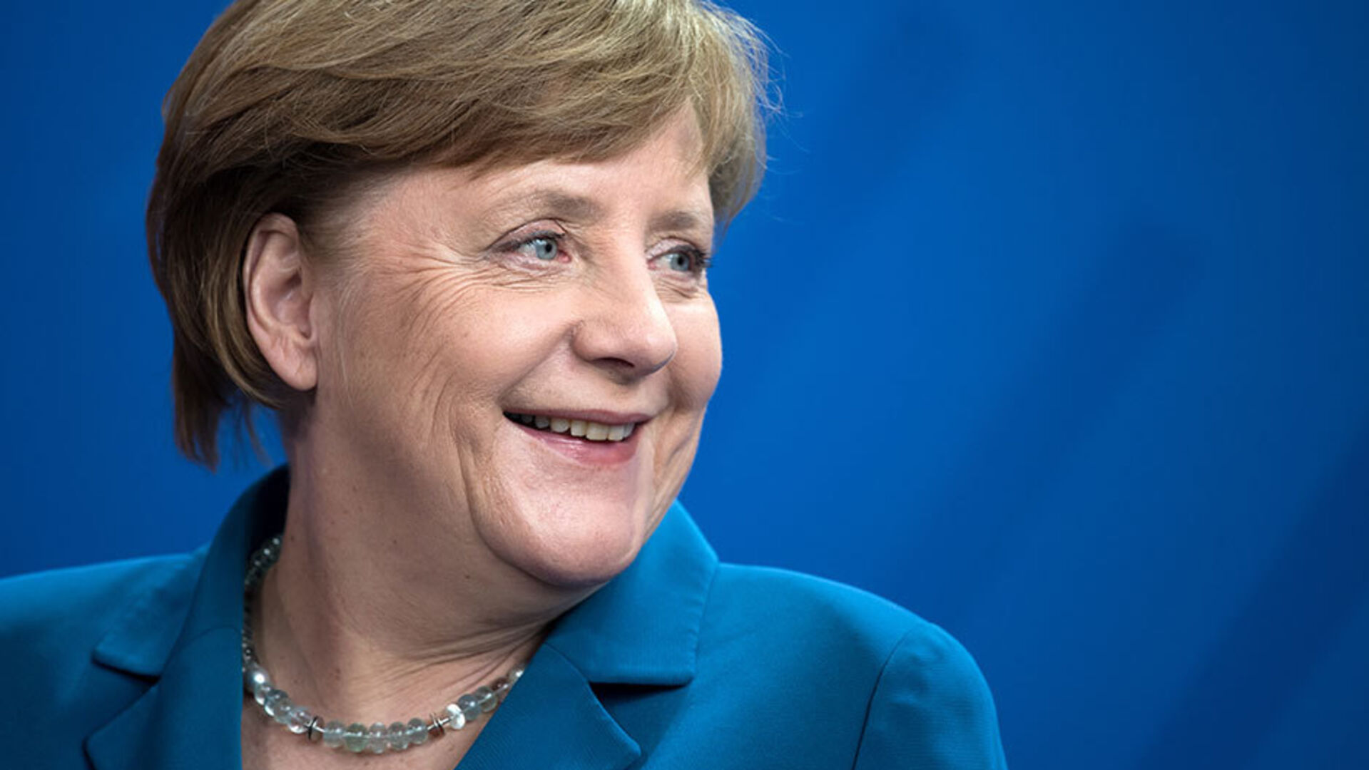 Portrait von Merkel mit blauem Blazer