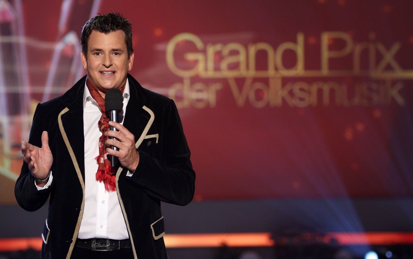 Marc Pircher mit einem Mikrophon