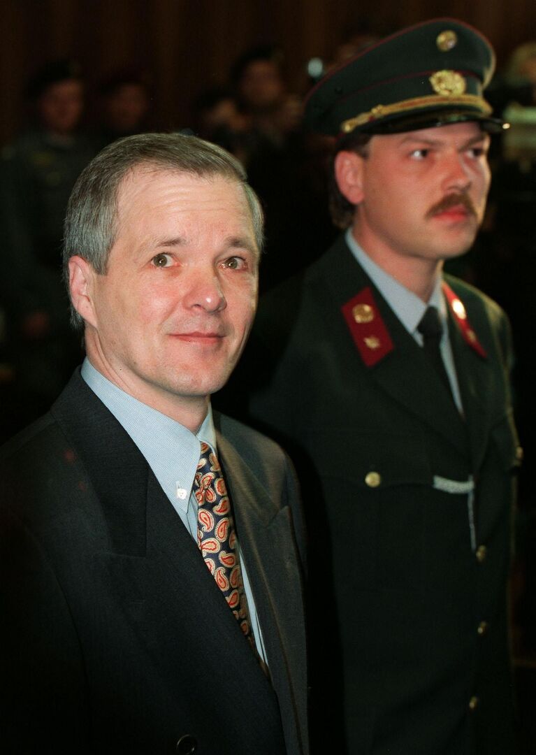 Angeklagter Jack Unterweger in Begleitung eines Polizisten am Weg zum Prozess.