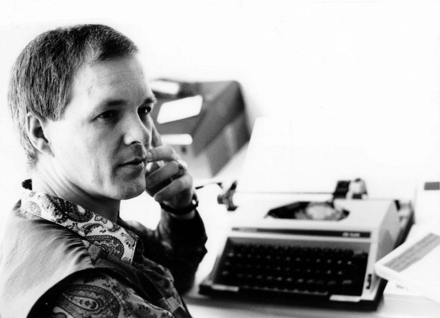 Der Knastpoet Jack Unterweger posiert für einen Fototermin vor einer Schreibmaschine.