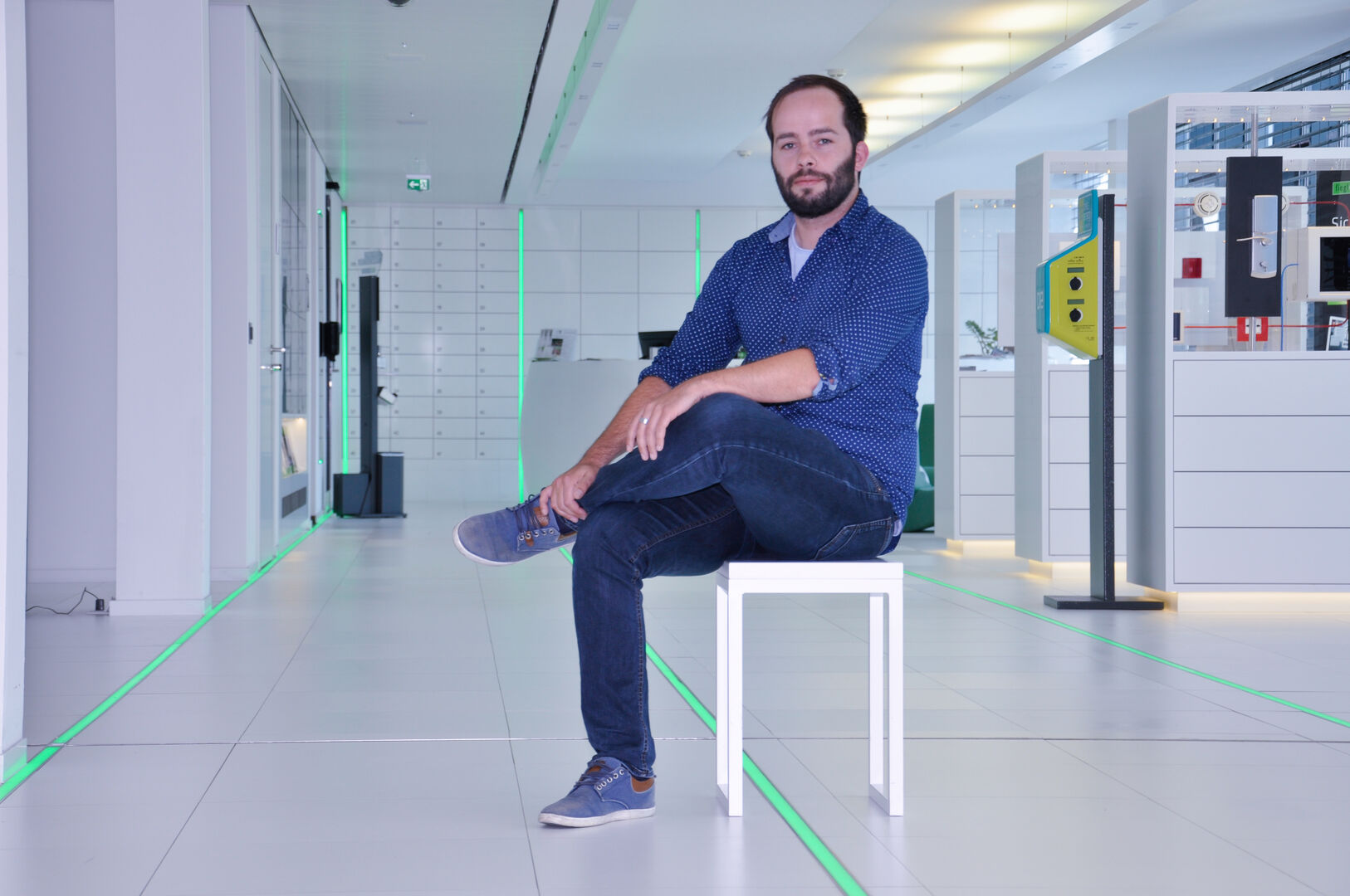 Marco Bartl sitzend im Fiegl+Spielberger Foyer