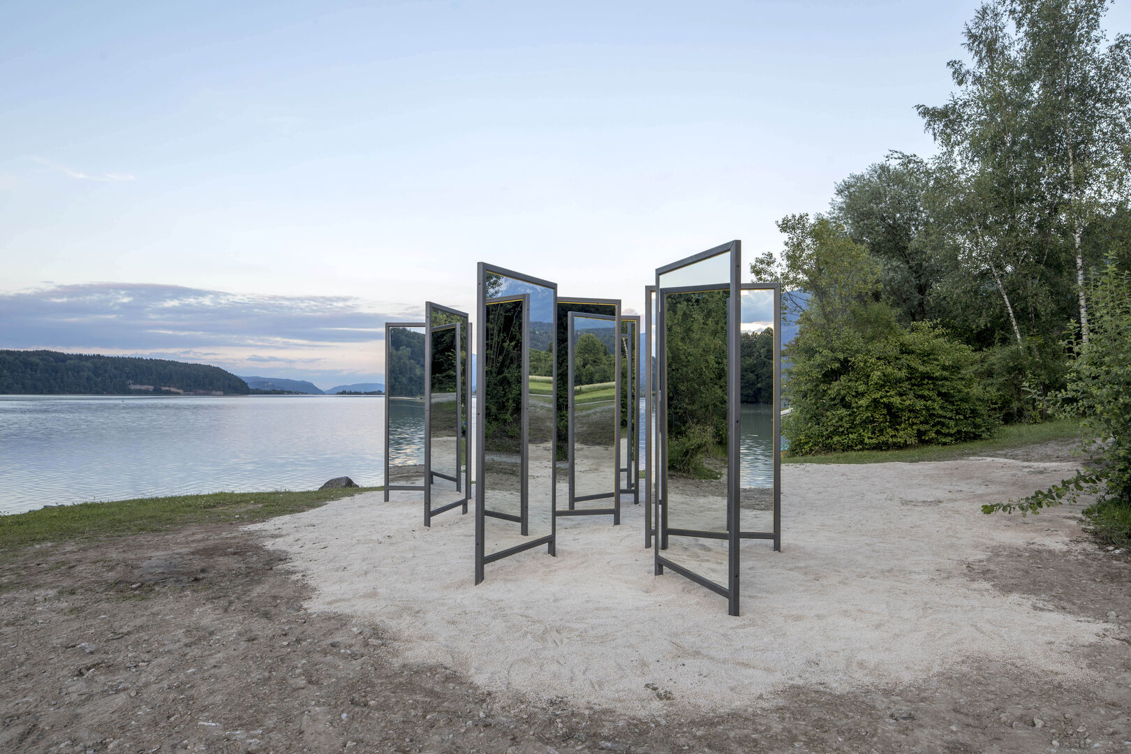 Armin Guerinos Installation &quot;20 spiegel&quot;