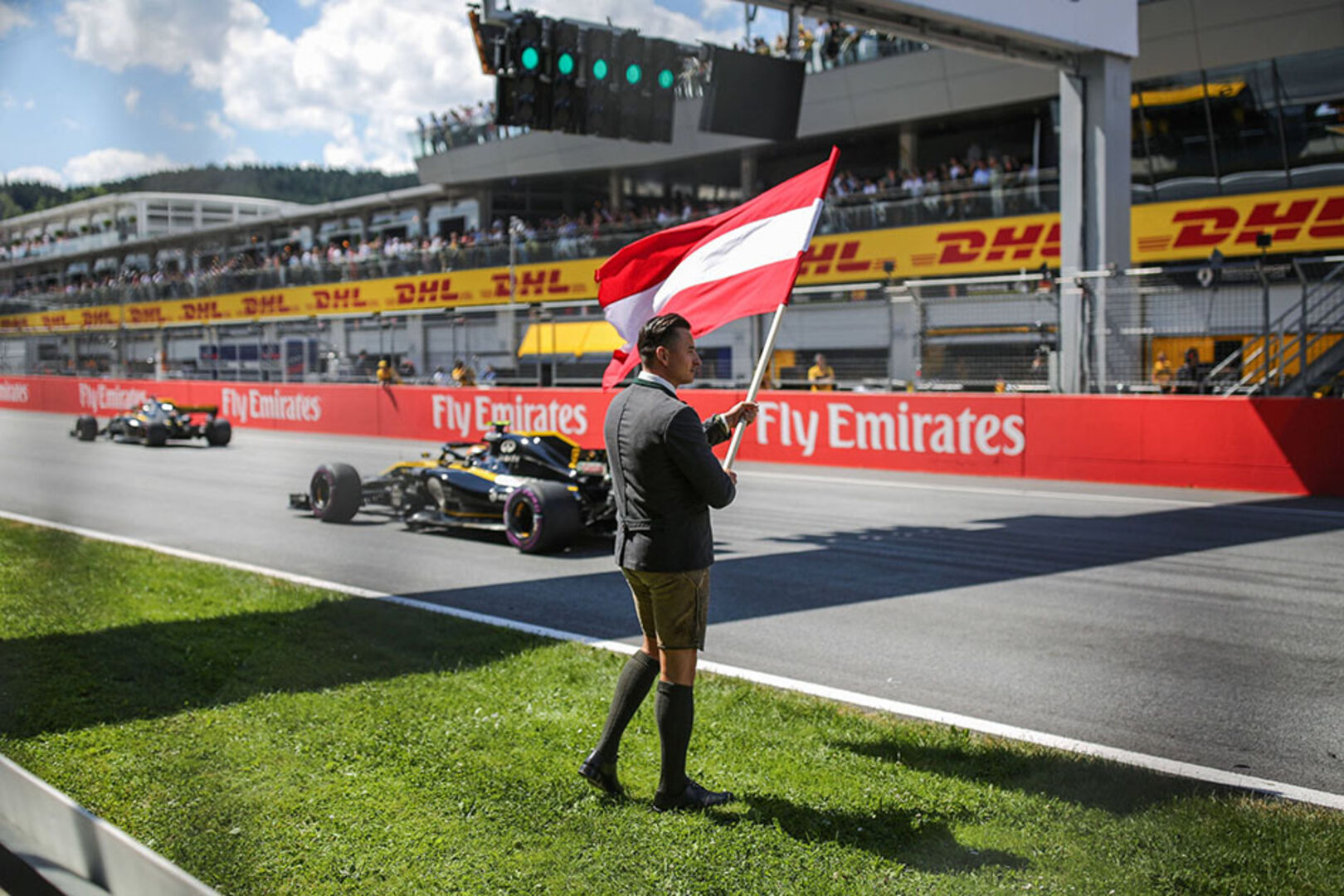 Andreas Gabalier schwenkt die Österreich-Flagge beim GP in Spielberg