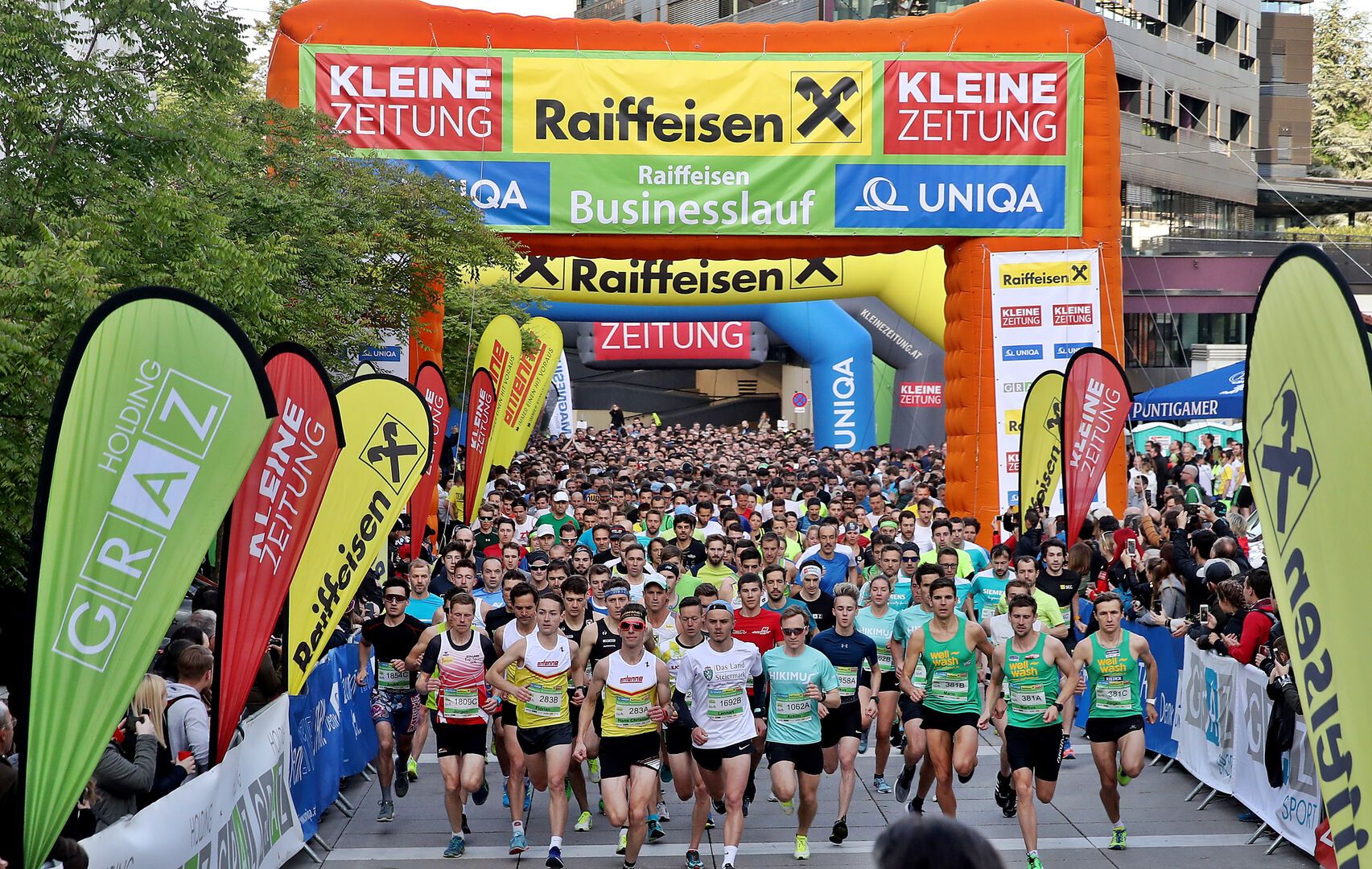 Läufer am Start des Raiffeisen Businesslaufs in Graz