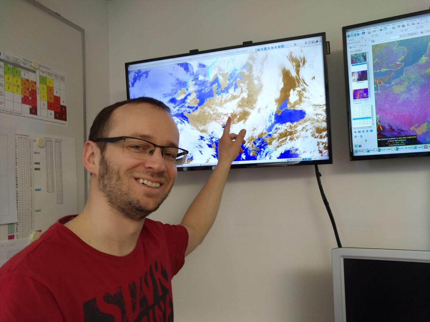 Meteorologe Christian Ortner (ZAMG Salzburg) behält den Himmel im Auge.