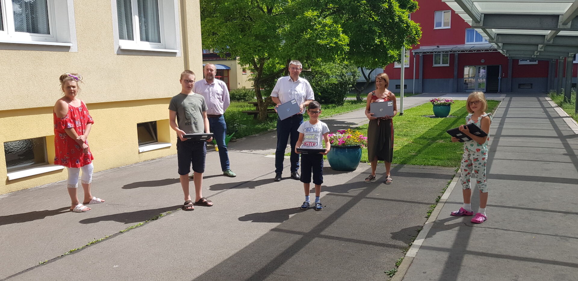 Menschen im Freien, Laptops in der Hand