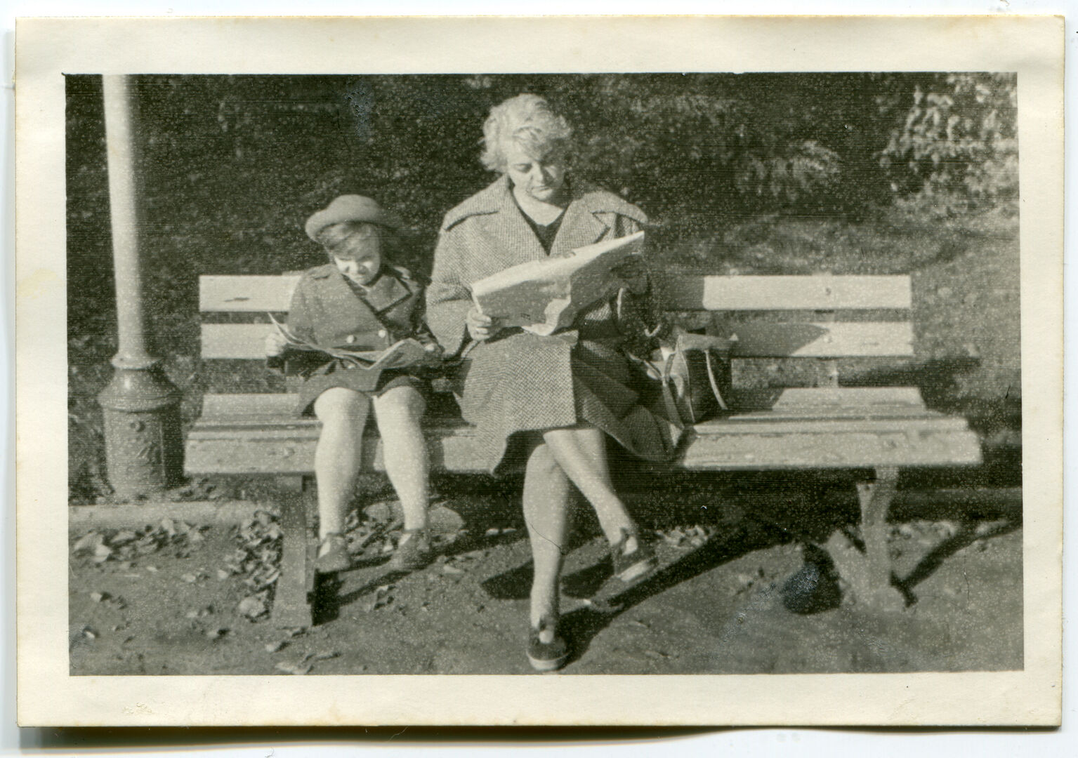 Kind und Frau lesen Zeitung – ca. 1950er Jahre