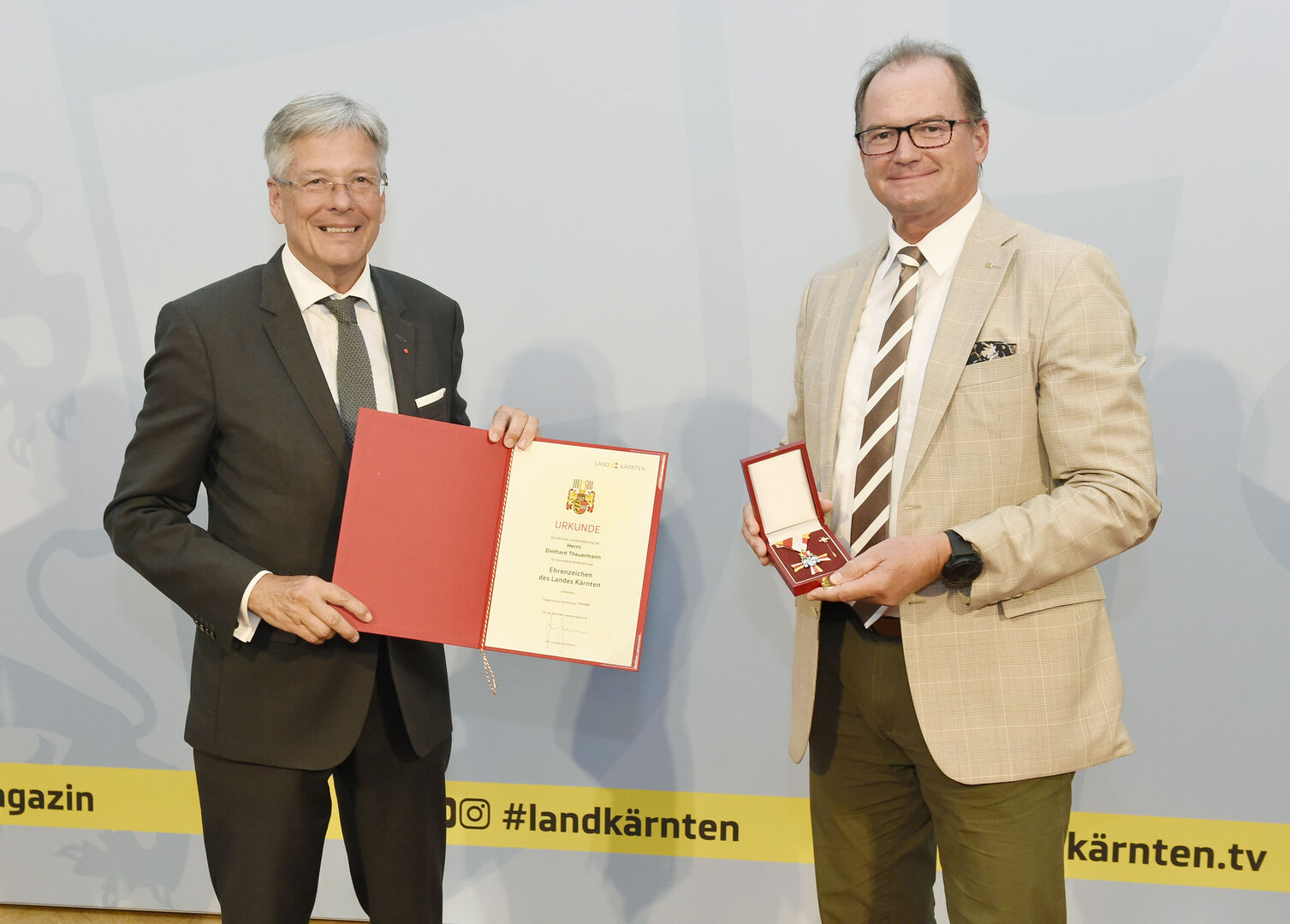 Ehrenzeichen für D. Theuermann | Credit: Fritz-Press