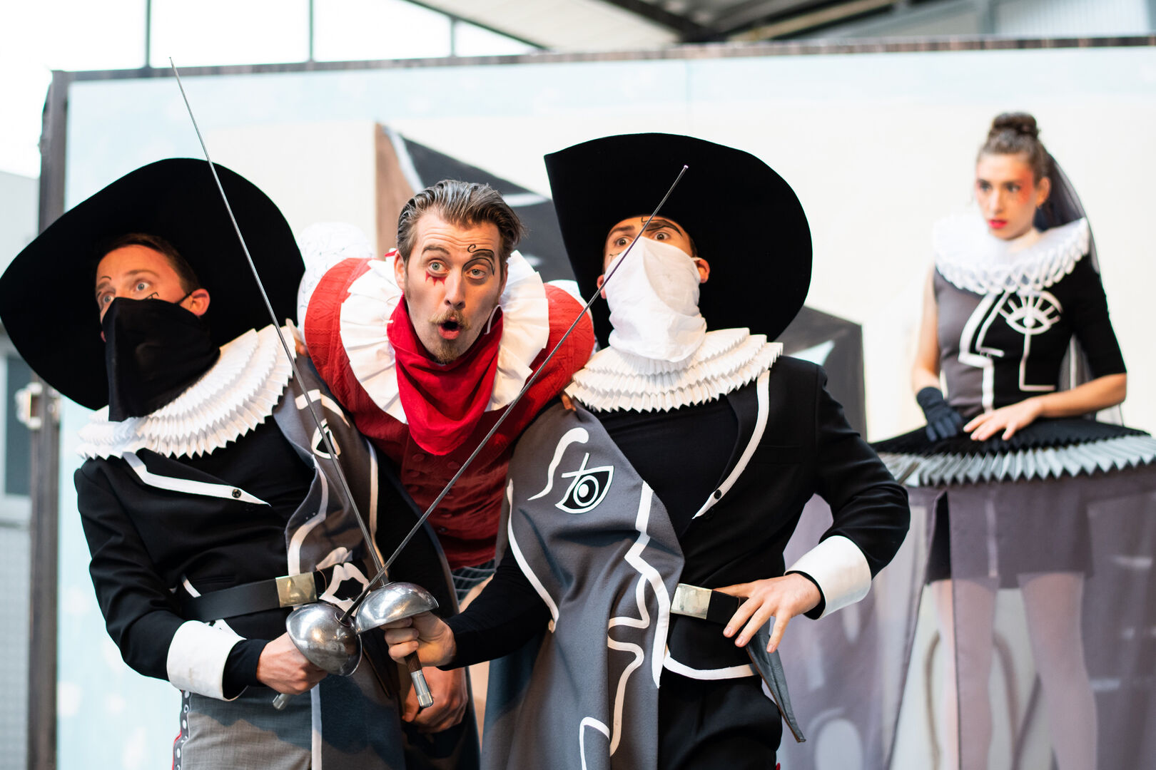 Der Theaterwagen Porcia führt die Coromödie Dame Kobold in Spittal auf