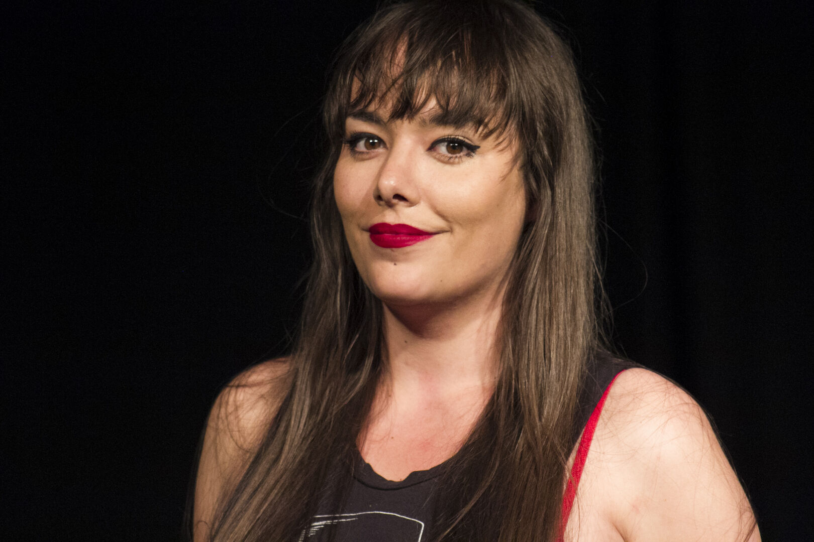 Porträt der Wiener Poetry Slammerin Yasmin Hafedh.