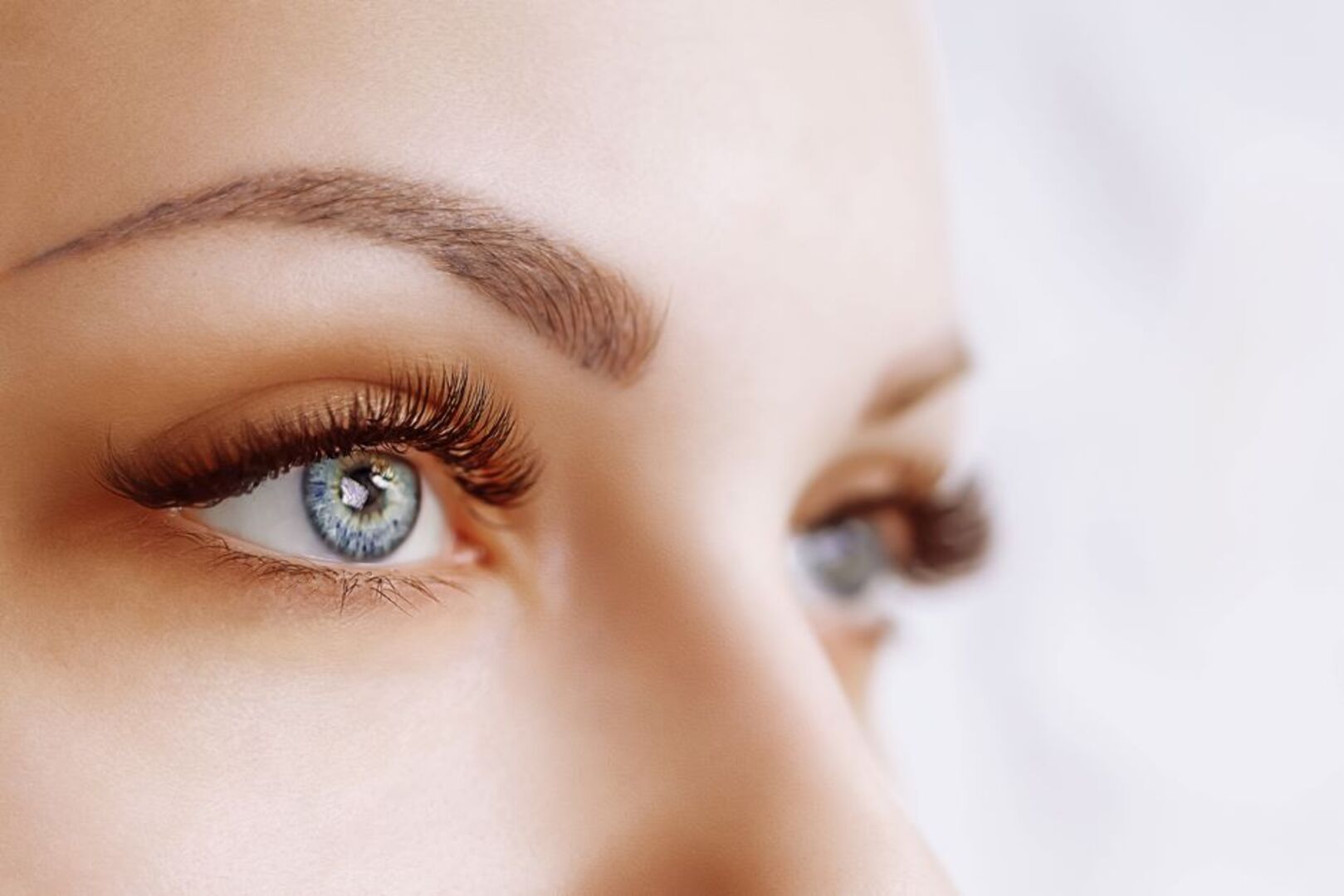 Optische Verjüngung durch Browlifting | Credit: iStock.com/licsiren