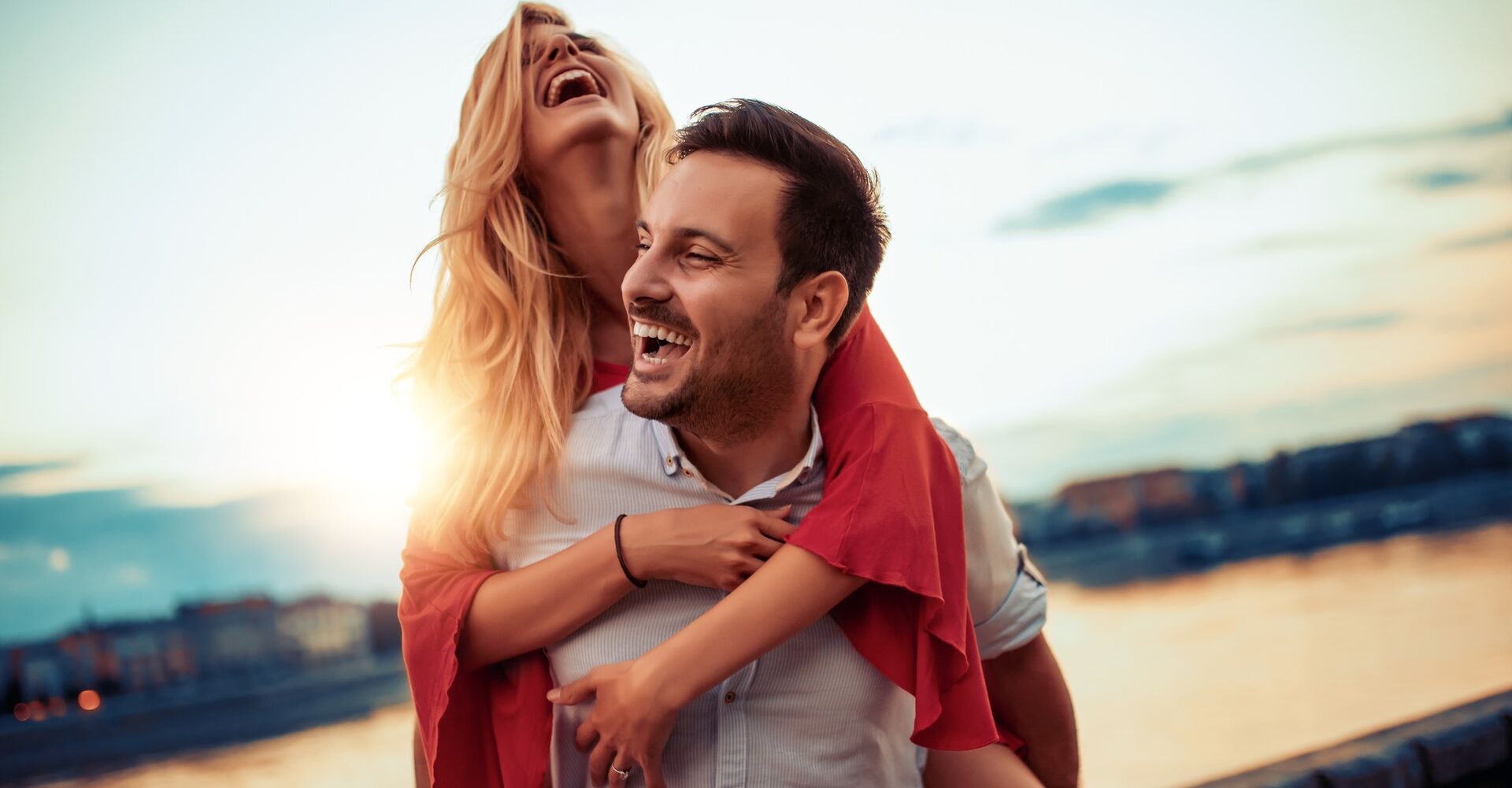 Glückliches Paar bei  Spaziergang bei Sonnenuntergang | Credit: iStock.com/Ivanko_Brnjakovic