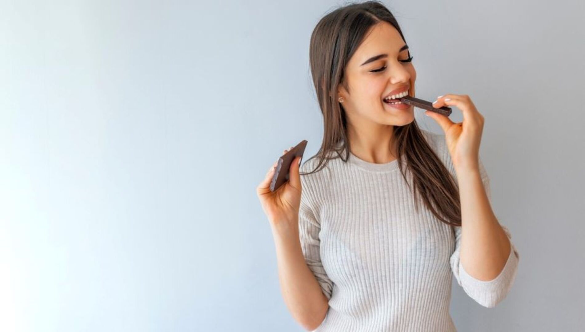 Frau beim Naschen | Credit: iStock.com/dragana991