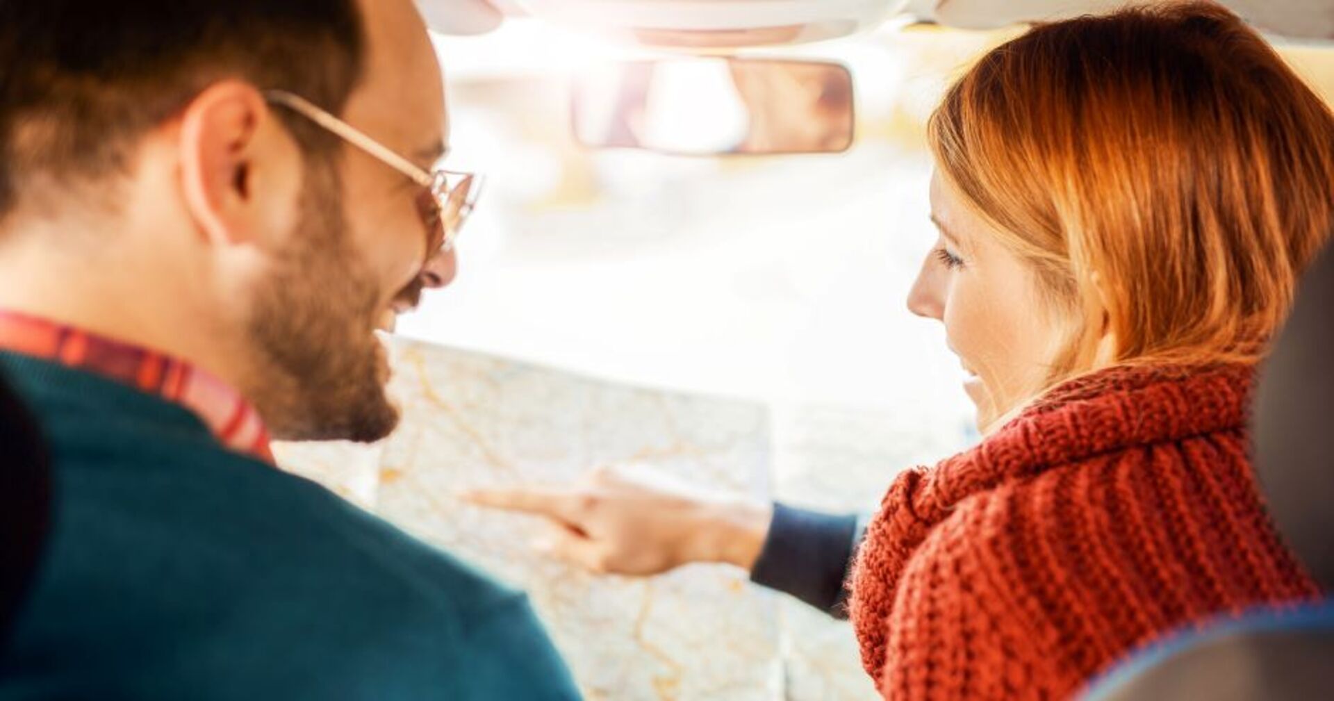 Paar sucht gemeinsam nach der Route auf der Straßenkarte | Credit: iStock.com/Bobex-73