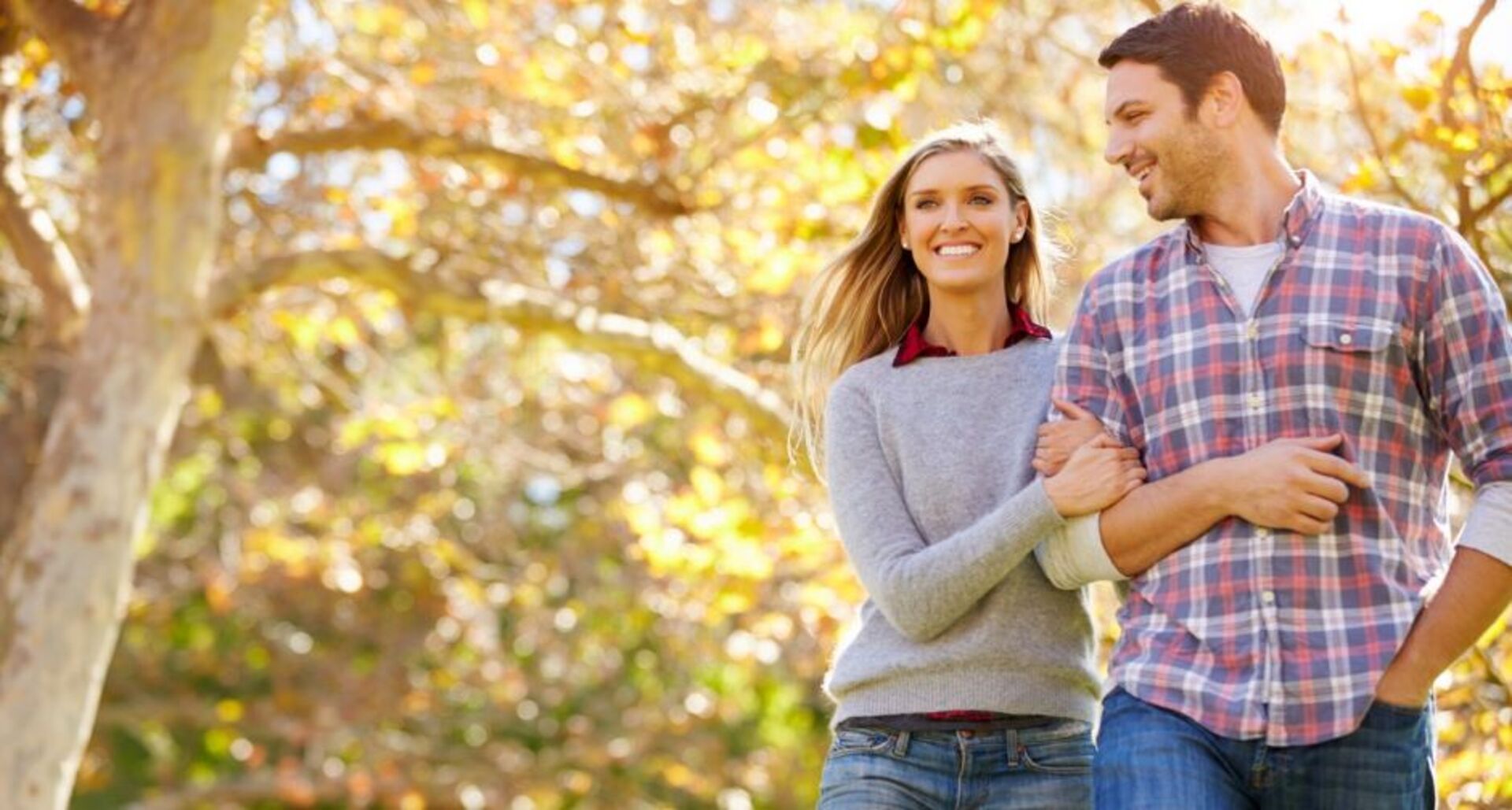 Liebespaar beim Herbstspaziergang | Credit: iStock.com/monkeybusinessimages