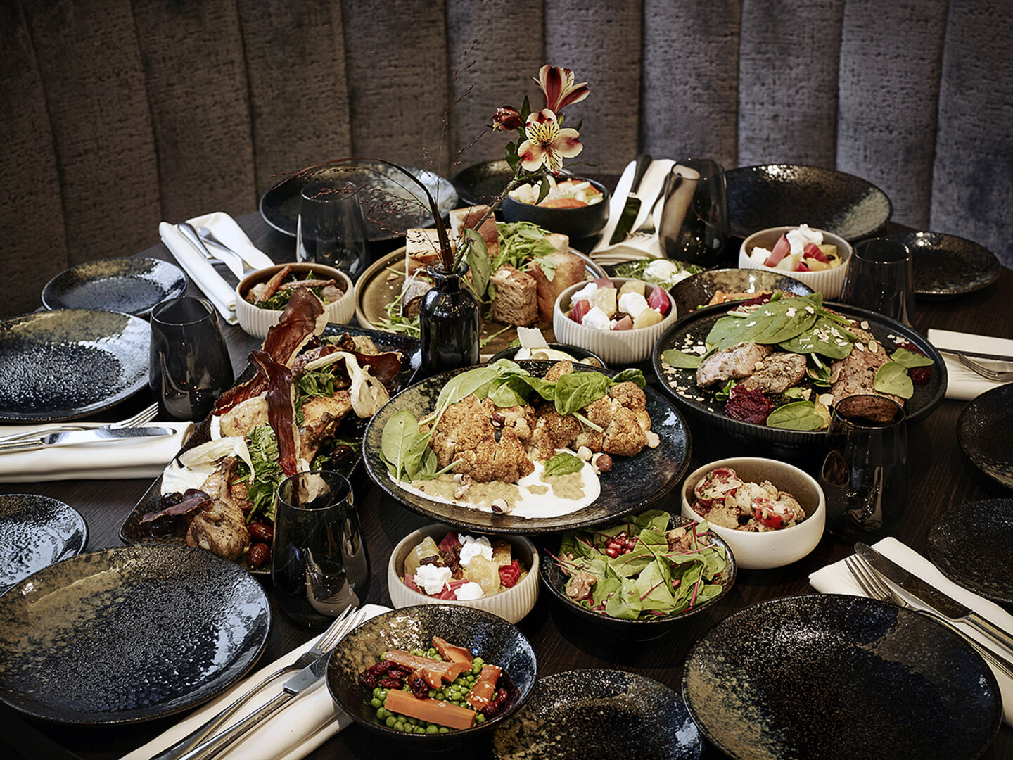 Ein schön gedeckter Tisch mit verschiedenen Speisen in der Tischmitte.