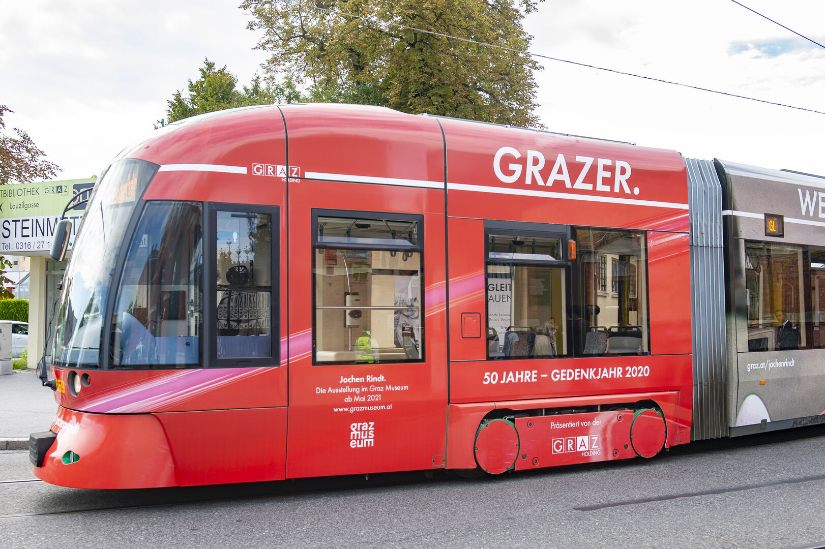 Straßenbahn im Jochen-Rindt-Design