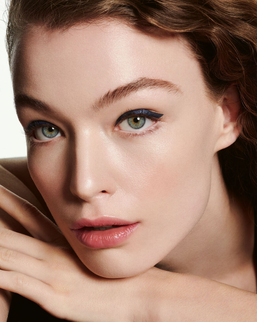 Model trägt Biosthetique Make Up