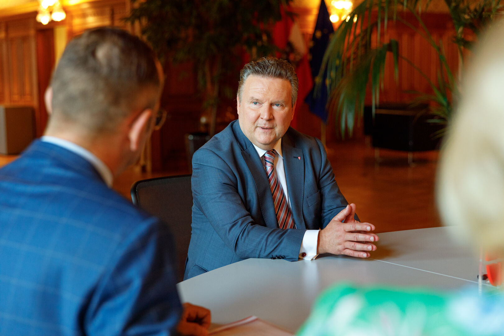 Bürgermeister Ludwig im Talk mit Weekend Magazin Wien-Chefredakteurin Andrea Schröder und Redakteur Rudolf Grüner.