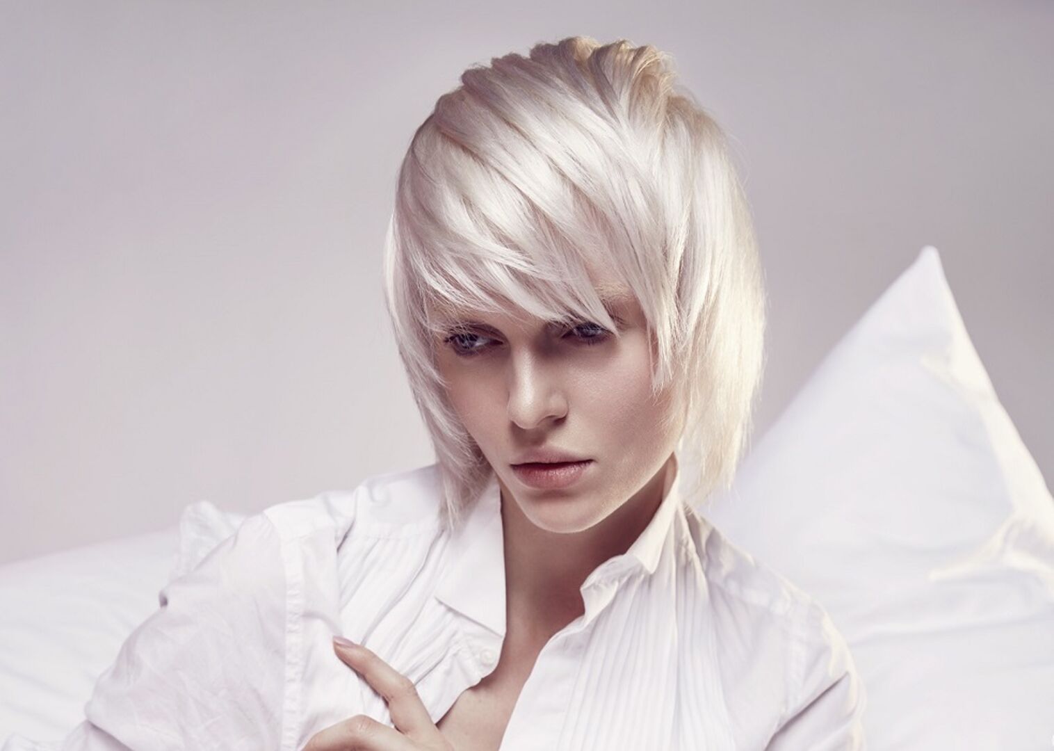 Blonde Frau mit Kurzhaarschnitt