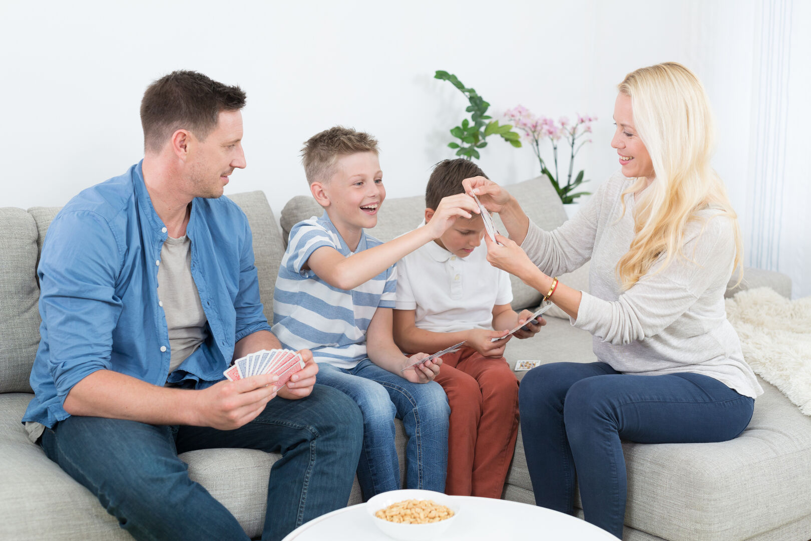 Ein Gesellschaftsspiel mit der Familie vertreibt jedes Stimmungstief