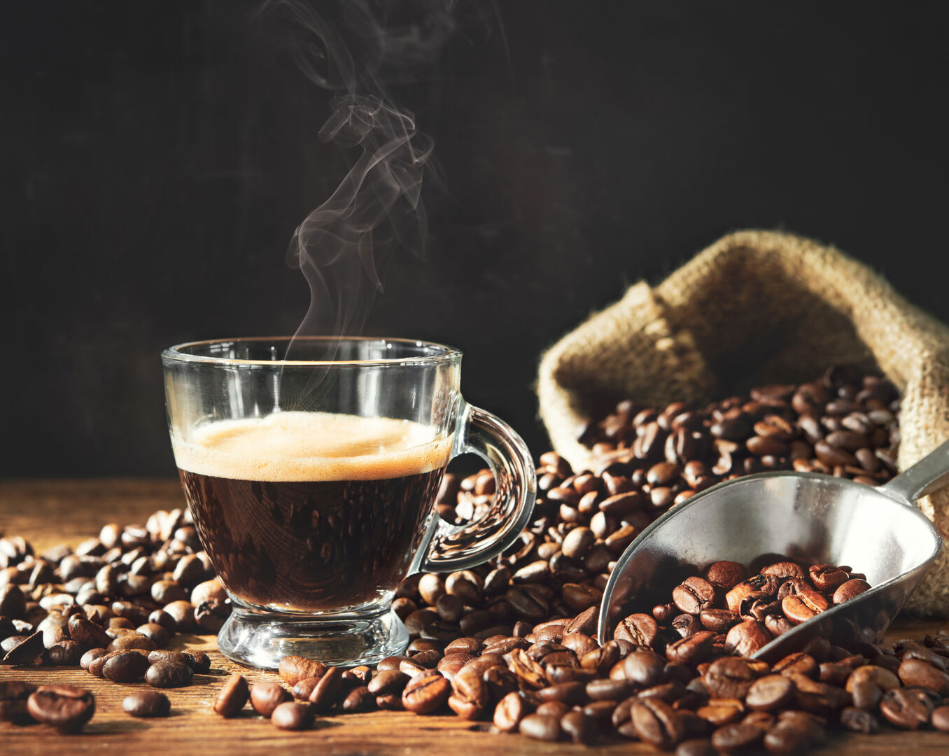 Tasse heißer Kaffee aus frischen Bohnen