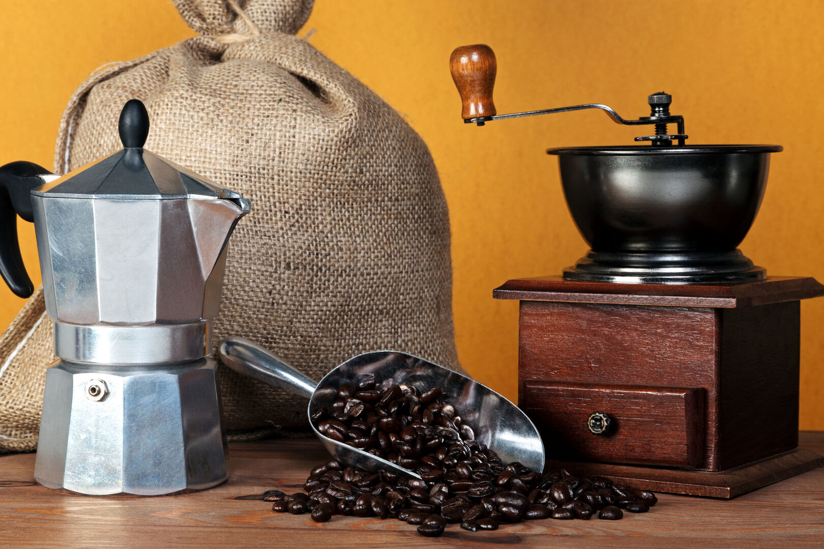 Espressokanne und Kaffeemühle für traditionelles Kaffeekochen