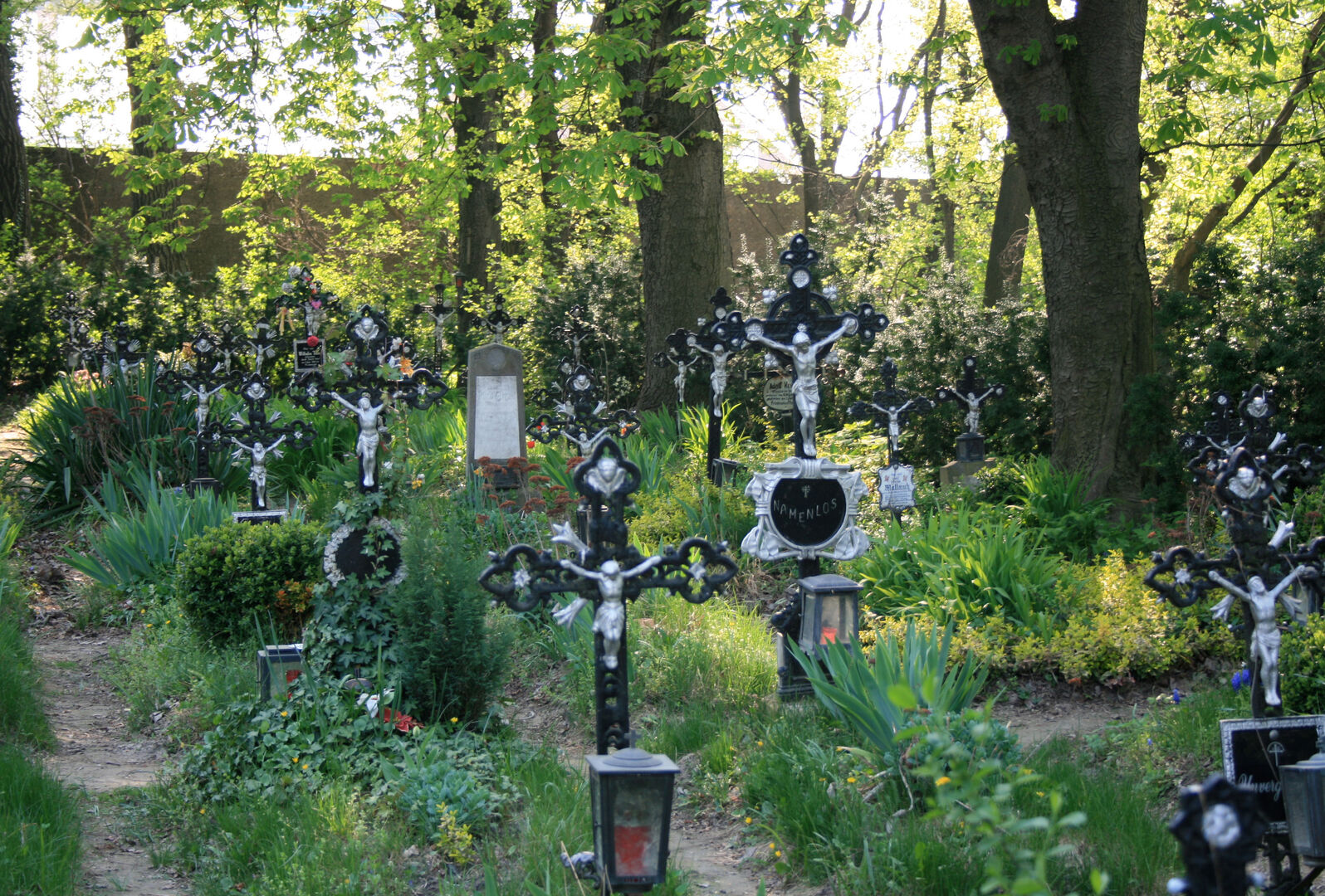 Grabkreuze am Friedhof der Namenlosen